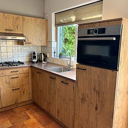 Fully equipped kitchen in Landgoed Springtij - Koetshuis 2, vacation home in De Koog, Texel, ideal for culinary adventures.