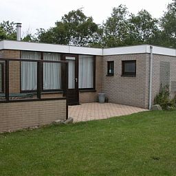 Terrace of Bungalow Oud Vredelust 75 in De Koog, Texel, perfect for outdoor relaxation.
