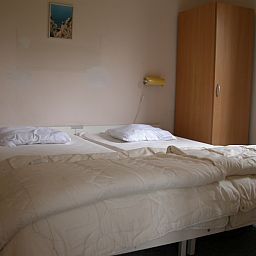 Bedroom with double bed in Bungalow Oud Vredelust 75, De Koog, Texel.