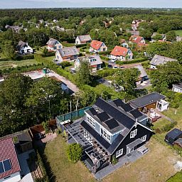 Luchtfoto van Residence Rustiek in De Koog, Texel omgeven door natuur.