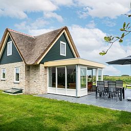 Geraeumige Terrasse des Ferienhauses Landhuis in De Koog, Texel, ideal fuer Mahlzeiten im Freien und zum Entspannen.
