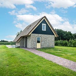 Landhaus-Ferienhaus in De Koog, Texel, mit einem schoenen Weg und gruener Umgebung.