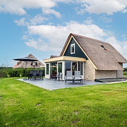 Landhaus-Ferienhaus in De Koog, Texel, mit Sonnenterrasse und bequemen Sitzgelegenheiten.