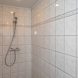 Modern bathroom with walk-in shower in Bungalow 2, vacation home in De Koog, Texel, Wadden Islands.