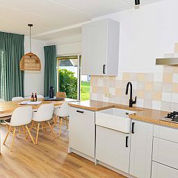 Esszimmer in 't Mienthuis, Ferienhaus De Koog, Texel mit Blick auf den gruenen Garten.