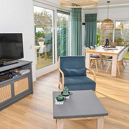 Gemuetliches Wohnzimmer von 't Mienthuis, Ferienhaus in De Koog, Texel mit viel natuerlichem Licht.