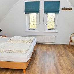 Stilvolles Badezimmer in 't Mienthuis, Ferienhaus De Koog, Texel mit modernen Annehmlichkeiten.