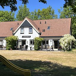 Geraeumiges Ferienhaus Koetshuis 2 in De Koog, Texel mit grossem Garten und Terrasse.