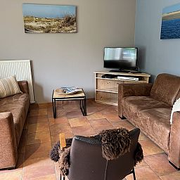 Gemuetliches Wohnzimmer im Koetshuis 2, Ferienhaus De Koog, Texel mit bequemen Sofas.