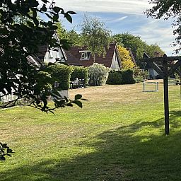 Koetshuis 3 in De Koog, Texel with spacious garden and surrounding nature for a relaxing vacation.