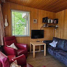 Helles Wohnzimmer mit TV im Bungalowpark De Nagtegaal - Bungalow 47, De Koog, Texel.