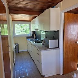 Moderne Kueche im Bungalowpark De Nagtegaal - Bungalow 47, De Koog, Texel, mit Blick auf die Natur.