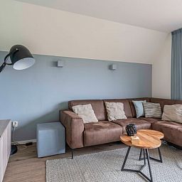 Helle Sitzecke im Ferienhaus in De Waal, Texel mit Blick auf die Natur, ideal fuer einen ruhigen Urlaub auf den Watteninseln.