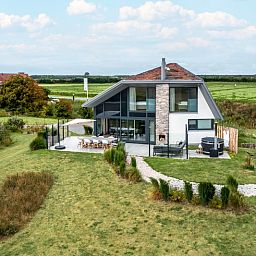 Luchtfoto van Villa 24 Oosterkolk, vakantiehuis in De Waal, Texel met panoramisch uitzicht.