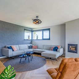 Stijlvolle woonkamer van Villa 24 Oosterkolk in De Waal, Texel met comfortabele zithoek.