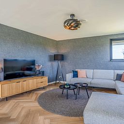 Gezellige binnenruimte van Villa 24 Oosterkolk, vakantiehuis in De Waal, Texel met moderne inrichting.