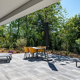 Aussenbereich des Ferienhauses in Den Burg, Texel, mit Blick auf die Natur.