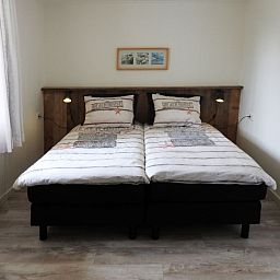 Komfortables Schlafzimmer im Bungalow 0983, Den Burg, Texel, ideal fuer einen entspannten Aufenthalt auf den Watteninseln.