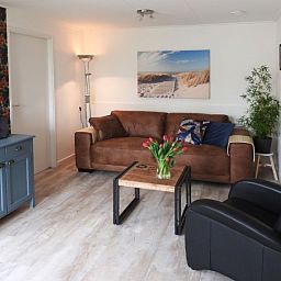 Stilvolles Wohnzimmer im Bungalow 0983, Den Burg, Texel, mit bequemen Sofas fuer einen entspannten Urlaub auf den Watteninseln.