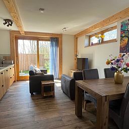 Offene Kueche und Wohnzimmer im Ferienhaus Hoeve Consensus Texel in Den Burg, Texel