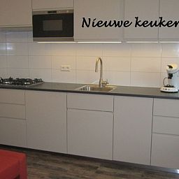 Moderne keuken in Gastvrij vakantiehuis Den Burg, Texel, ideaal voor culinaire avonturen op de Waddeneilanden.