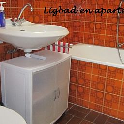 Stijlvolle badkamer met ligbad in Gastvrij vakantiehuis Den Burg, Texel, voor ultieme ontspanning op de Waddeneilanden.