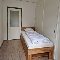 Einfaches Einzelzimmer im Ferienhaus Kogerstraat, Den Burg, Texel. Ideal fuer eine ruhige Nachtruhe auf den Watteninseln.
