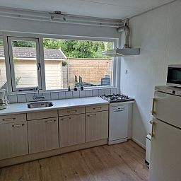 Moderne Kueche im Ferienhaus Kogerstraat, Den Burg, Texel. Ausgestattet mit allen Annehmlichkeiten fuer einen komfortablen Aufenthalt auf Texel.