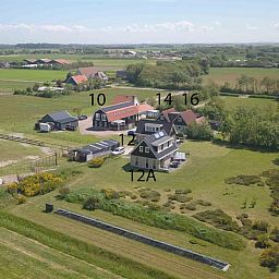 Luftaufnahme von Cottage in Den Burg, Texel, Ferienhaus auf den Watteninseln in gruener Umgebung.