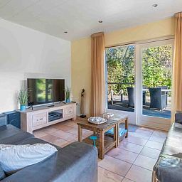 Gemuetliches Wohnzimmer von Huisje in Den Burg, Ferienhaus in Den Burg, Texel mit bequemen Sofas.