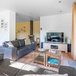 Geraeumige Sitzecke in einem Ferienhaus in Den Burg, Texel, mit moderner Einrichtung und viel Licht.