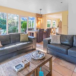 Offener Wohnbereich im Huisje in Den Burg, Ferienhaus auf Texel mit Ess- und Sitzecke.