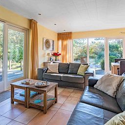 Helles Wohnzimmer des Ferienhauses in Den Burg, Texel mit Blick auf den Garten im Wattenmeer.