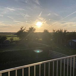 Atemberaubender Sonnenuntergang vom NH197-Ferienhaus Den Burg Texel aus gesehen