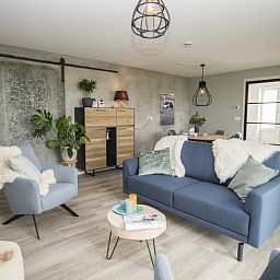 Stijlvolle woonkamer van Onder de Wol vakantiewoning op Texel met moderne inrichting.