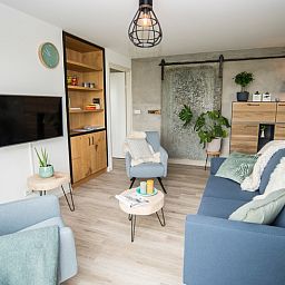 Gezellige zithoek in Onder de Wol vakantiehuis Den Burg, Texel met comfortabele meubels.