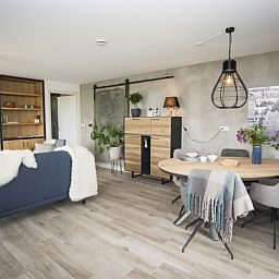 Eetruimte in Onder de Wol vakantiewoning Texel, ideaal voor familiediners en ontspanning.