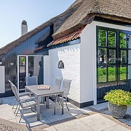 Terrasse des Appartements Gouden Reaal 26 in Den Hoorn, Texel, mit Sitzecke