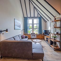 Helles Wohnzimmer im Appartement Gouden Reaal 26, Den Hoorn, Texel mit grossen Fenstern