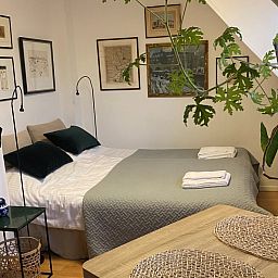 Gemuetliches Schlafzimmer im Doppelstudio 1 in Den Hoorn, Texel, mit beruhigenden Dekorationen und Pflanzen.