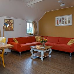 Moderne Kueche im Appartement Yellow, Ferienhaus in Den Hoorn, Texel, mit schoener gefliester Wand und ausreichenden Kochmoeglichkeiten.