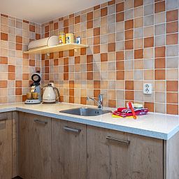 Modernes Badezimmer in Apartment Yellow, Den Hoorn, Texel. Komfortable Ferienwohnung auf den Watteninseln mit stilvoller Kacheloberflaeche.
