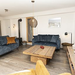 Gemuetliche Einrichtung des Ferienhauses Sil, Den Hoorn, Texel mit Holzofen und Holzmoebeln.