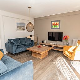 Helles Wohnzimmer im Ferienhaus Sil, Den Hoorn, Texel mit moderner Einrichtung und farbigen Akzenten.