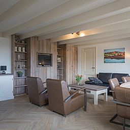 Ruime woonkamer van Appartement Heem in Den Hoorn, Texel, met comfortabele zitplaatsen en een rustieke inrichting.