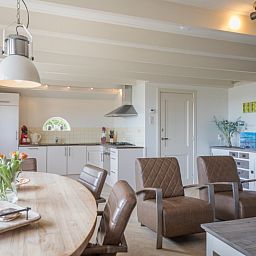Open keuken en eetgedeelte in Appartement Heem, Den Hoorn, Texel, ideaal voor gezellige maaltijden tijdens uw verblijf.