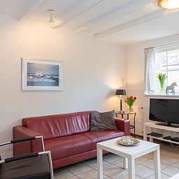 Gemuetliches Wohnzimmer von Rabbit Hole in Den Hoorn Texel mit bequemen Sitzgelegenheiten.