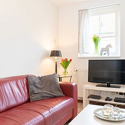 Heller Sitzbereich in Konijnenhol Texel mit moderner Ausstattung und Gartenblick.