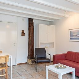 Stilvolle Einrichtung des Rabbit Hole Den Hoorn mit Essbereich und authentischen Details.