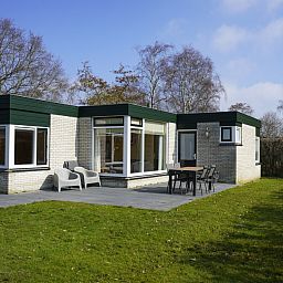 Sunny outdoor space at Tuinwal vacation home in Oosterend on Texel.